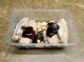 把洗好的鸡翅用牙签扎几个洞，不要用刀斜切口，以免破坏鸡翅的品相，加生抽、蚝油、料酒、盐、葱姜腌制2小时。