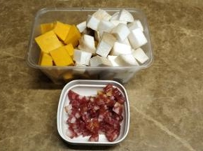 腊肠切丁，杏鲍菇切丁,南瓜削皮后切丁
