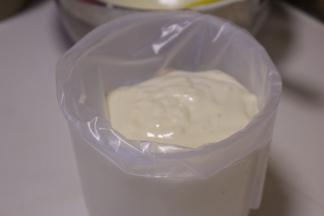 搅拌均匀的蛋糕糊倒入裱花袋