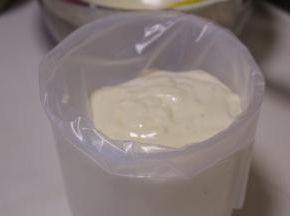 搅拌均匀的蛋糕糊倒入裱花袋