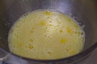 打蛋器搅打均匀、加入蜂蜜