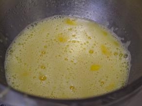 打蛋器搅打均匀、加入蜂蜜