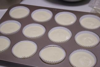 挤到模具中，震出气泡