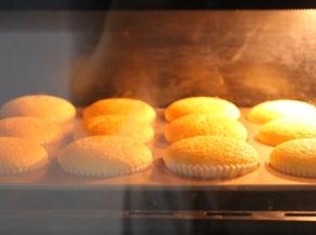 放入烤箱，165度20分钟转160度10分钟