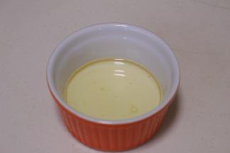 牛奶和玉米油混合