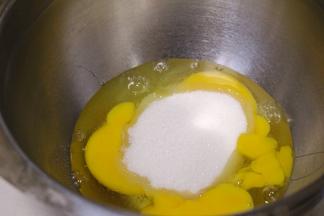 鸡蛋打散加入细砂糖。烤箱165度预热