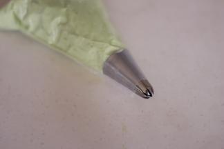 裱花袋装入八齿裱花嘴，装入抹茶奶油