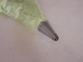 裱花袋装入八齿裱花嘴，装入抹茶奶油