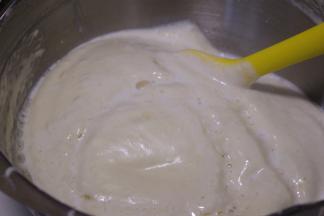 加入牛奶和玉米油的混合液体