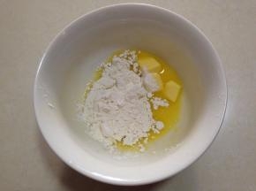 油酥里的黄油切小块隔水加热或微波炉加热，使它软化，加入盐、面粉混合，揉成油酥面团，醒10分钟