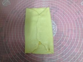 将水油皮面团从四周向中间叠起来