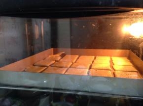 入烤箱、中层、烘烤15分钟左右，至表面微黄色即可出炉。