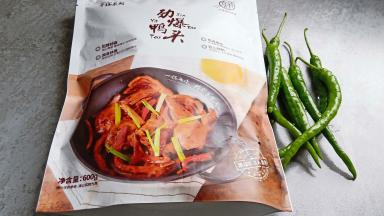 劲爆鸭头600克，青辣椒少许。鸭头提前从冷冻室拿出来回温。