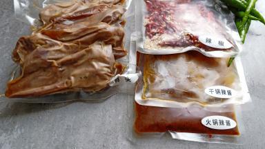 打开包装，鸭头、干辣椒丝、干锅辣酱、火锅辣酱方便各有一袋，吃不了太辣的，酱料可以少放。