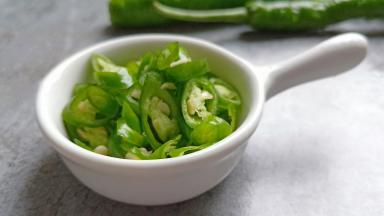 青辣椒切成辣椒圈。