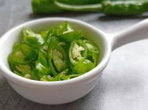 青辣椒切成辣椒圈。