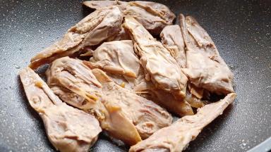 撕开包装，把鸭头码在锅里。