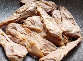 撕开包装，把鸭头码在锅里。