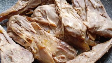 淋上干锅辣酱一袋。