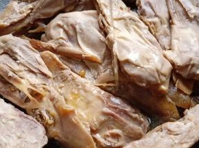 淋上干锅辣酱一袋。