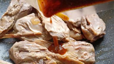 火锅辣酱一袋，无需再添加其他调味料，喜欢口味轻的，可以留着火锅辣酱涮火锅吃，只要加点清水就可以，是不是很方便。