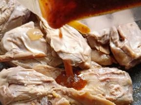 火锅辣酱一袋，无需再添加其他调味料，喜欢口味轻的，可以留着火锅辣酱涮火锅吃，只要加点清水就可以，是不是很方便。