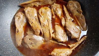 开大火烧开，再中火慢慢炖入味。