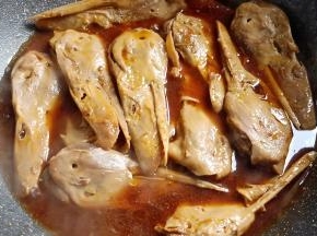 开大火烧开，再中火慢慢炖入味。