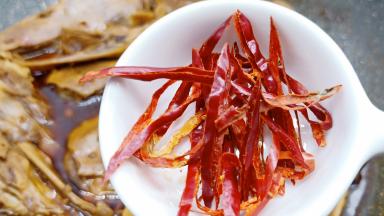 汤汁差不多时，加辣椒丝。