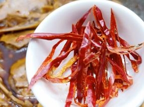 汤汁差不多时，加辣椒丝。