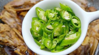 青辣椒圈少许，轻轻翻拌均匀即可!