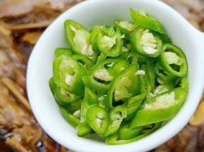 青辣椒圈少许，轻轻翻拌均匀即可!