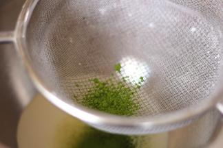 抹茶粉过筛到奶油中，加入细砂糖