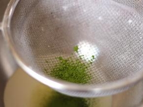 抹茶粉过筛到奶油中，加入细砂糖