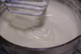 打蛋盆隔温水打发，直至打发到滴落的花纹不易消失即可