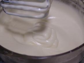 打蛋盆隔温水打发，直至打发到滴落的花纹不易消失即可