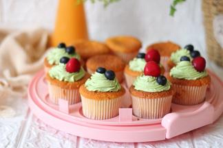 挤到杯子蛋糕中央，放上水果即可