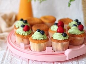 挤到杯子蛋糕中央，放上水果即可