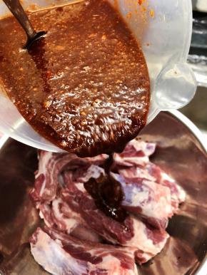 搅拌好的腌汁与排骨拌匀