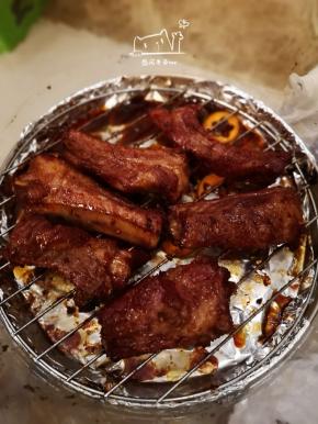 在排骨表面刷上蜂蜜