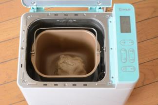 除红曲粉和深黑可可粉以外的材料放入容器中，揉至面团光滑。