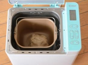 除红曲粉和深黑可可粉以外的材料放入容器中，揉至面团光滑。