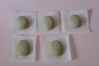 面团发酵至两倍大后排气，取少量的面团分别加入红曲粉和深黑可可粉揉至成光滑面团。（深黑可可粉少量即可）另外再取少量原色面团待用，剩下的面团平均分成5等份，搓成上宽下窄的形状放在油纸上。