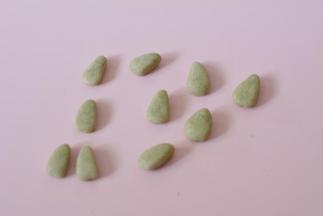 取3g左右的原色小面团，捏成三角状（做耳朵），做好10个小三角。