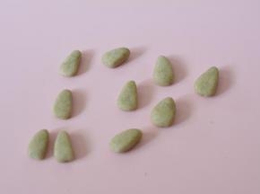 取3g左右的原色小面团，捏成三角状（做耳朵），做好10个小三角。