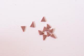 红色面团擀开，切出小三角。