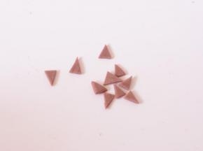 红色面团擀开，切出小三角。