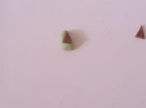 将红色小三角粘在原色三角面团上。