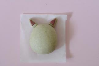 装饰好的耳朵面团涂少许水粘在主体面团上。