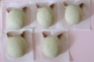 将剩下的面团按照上面的步骤做好放在油纸上，及时盖上保鲜膜。